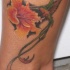 tatuaje de flor de hibisco con colibrí