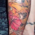 tatuaje en la pierna de hibisco y el pez koi