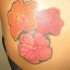 tatuaje de tres flores de hibisco
