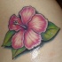 tatuaje delicioso de hibisco rosa