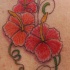 Le tatouage d'une branche d'hibiscus