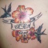 tatuaje conmemorial de hibisco con gorriones