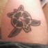tatuaje de tortuga con flor de hibisco