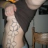 tatuaje en el costado de la silueta de flores hibisco