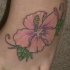 tatuaje elegante en el pie de hibisco rosa