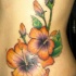 Le tatouage des fleurs d'hibiscus orange en floraison