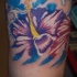 tatuaje colorido de flor de hibisco en el cielo
