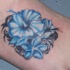 tatuaje de flores azules de hibisco