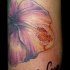 tatuaje pálido de la flor morada de hibisco