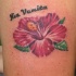 tatuaje realístico de flor hibisco