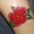 Le tatouage d'hibiscus rouge
