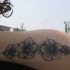 tatuaje en tinta negra de flores de hibisco