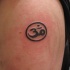 tatuaje de símbolo Om en círculo