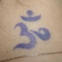 tatuaje de Mantra indú de Om