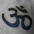 Le tatouage d'Om bleu et noir