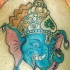 tatuaje de ganesha azul con oro en la cabeza