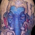 Le tatouage surréel de Ganesh en couleur vue rapproché