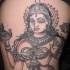 tatuaje en tinta negra de la deidad de la mujer indú
