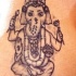 tatuaje en tinta negra de Ganesha sentada