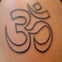 tatuaje indú de símbolo de Om