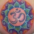 tatuaje de símbolo de om en flor de loto colorida