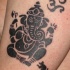tatuaje en tinta negra de la deidad de Ganesha