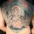 tatuaje en toda la espalda de Ganesha en la flor de loto en el cielo