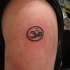 tatuaje de Omkara en círculo