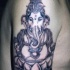 tatuaje en tinta negra de Ganesha en meditación