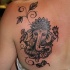 Le tatouage de Ganesha avec les fleures sur le dos