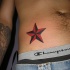 La stella rossa nera tatuata sulla pancia