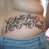 Tatuaje en la cadera, texto muy largo de letra cursiva