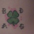 La foglia verde il simbolo della festa di San Patrizio con le lettere A B D G tatuati