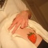 Tatouage sur la hanche de la fraise pittoresque