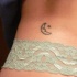 Tatuaje en la cadera, luna y estrella diminutos, poco visible