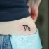 Tatuaje en la cadera, signo de zodíaco pequeño