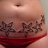 Sei stelle nere tatuati sulla pancia dal fianco al fianco
