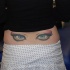 Tatuaje en la cadera, ojos grandes, azules, elocuentes