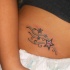 Tatuaje en la cadera, estrellas en un viento