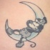 Carino tatuaggio Mickey Mouse (Topolino) che dorme sulla luna