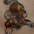 Tatuaje en la cadera, tigre que caza