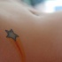 Tatuaje en la cadera, estrella que cae, diseño pequeño
