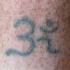 tatuaje casero del símbolo de Aum