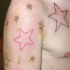 Le tatouage fait à la maison d'étoles
