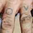 tatuaje en los nudillos de Love casero