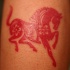 tatuaje de símbolo de caballo rojo