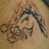 Le tatouage du mustang enflammé en coller