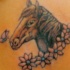 tatuaje de la cabeza de caballo en flores