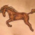 tatuaje de bueno unicornio marron