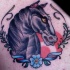 tatuaje colorido de extraño caballo negro